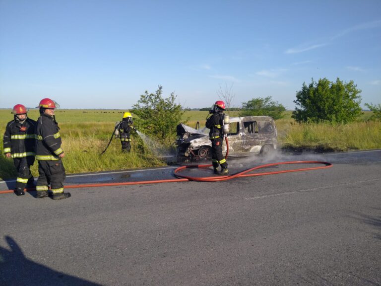 Bomberos. Salida de las 17,44. Incendio de automóvil en ruta 47