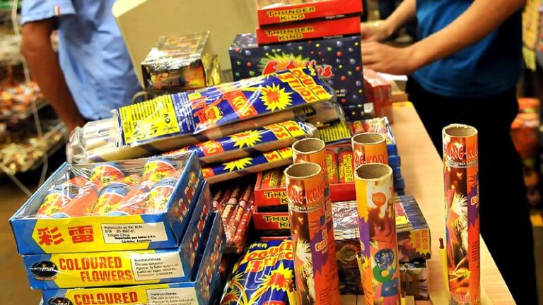 Motos con escapes adaptados y pirotecnia a pleno en Nochebuena