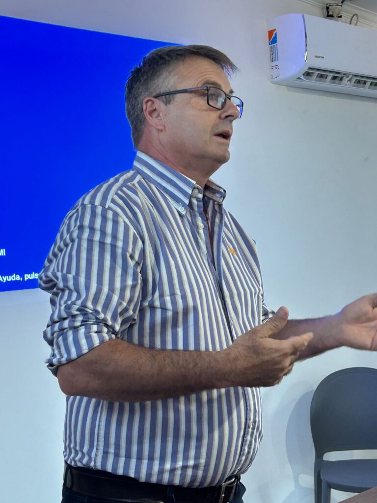 Néstor Osacar en la Rural de Navarro. Charla informativa sobre identificación electrónica de bovinos