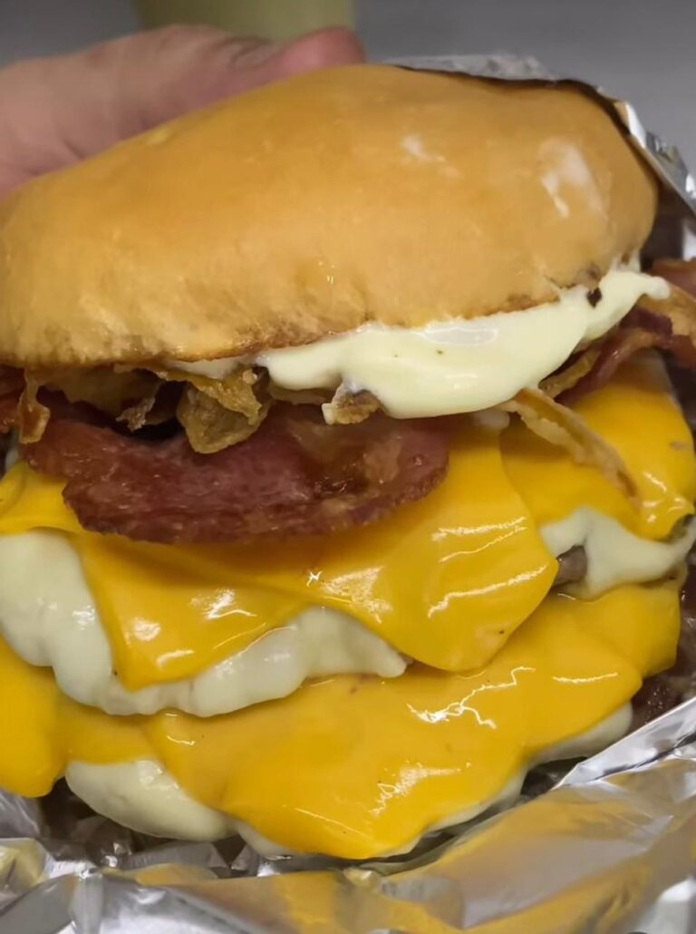 Lo de Juan cumple 7 años y celebra a lo grande con «El segundo evento hamburguesero de Navarro»