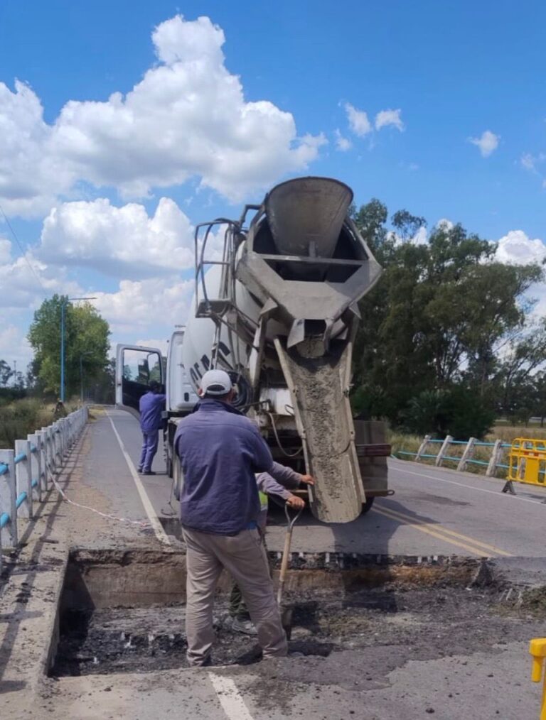 Se trabaja en la reparación del pavimento en la zona del puente de las compuertas