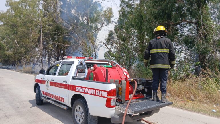 Bomberos de Navarro trabajaron duro en Tristán Suárez
