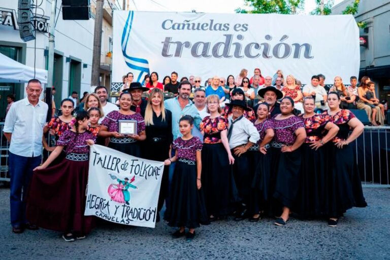 Multitudinario desfile en Cañuelas para celebrar sus 204 años