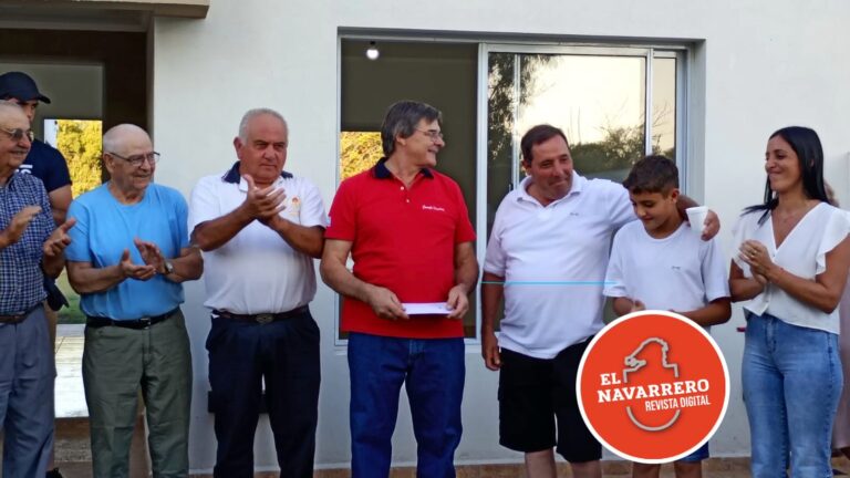 Bomberos de Navarro entregaron las llaves de la casa a estrenar al ganador de la rifa