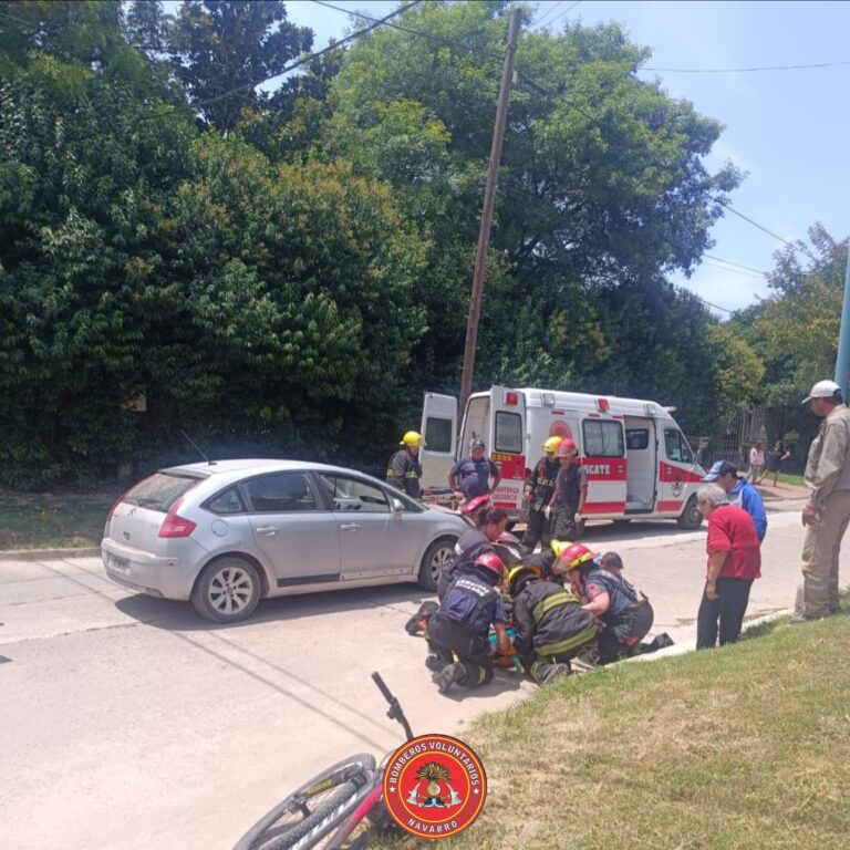 Bomberos. Salida por colisión de automóvil y moto
