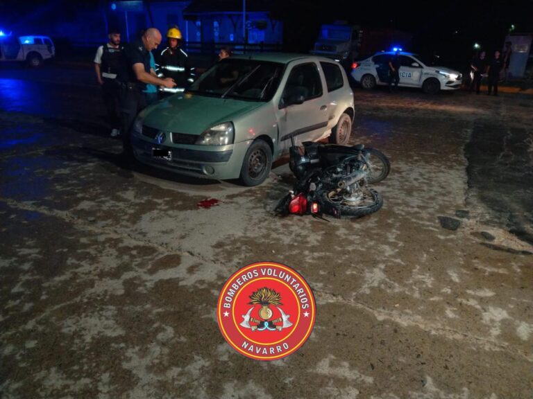 Bomberos. Choque entre automóvil y motocicleta. Un trasladado