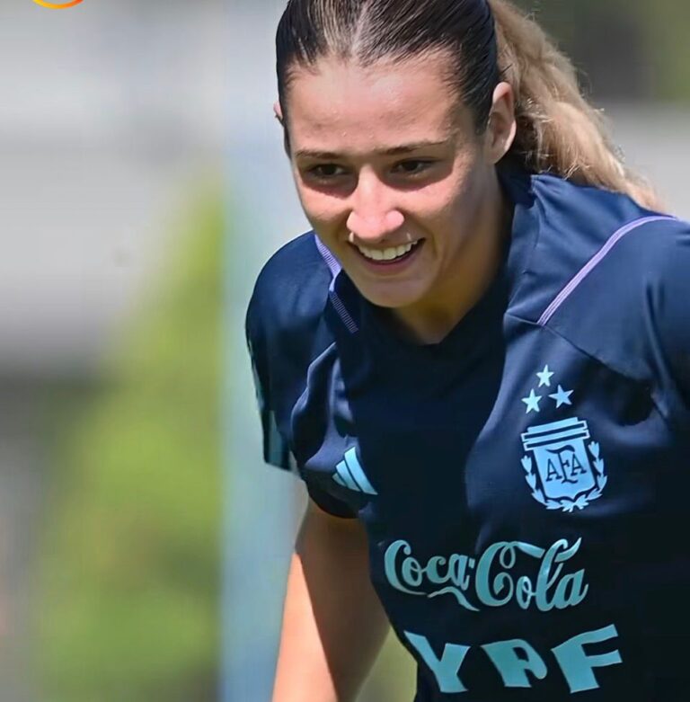 Mercedes Diz con la celeste y blanca