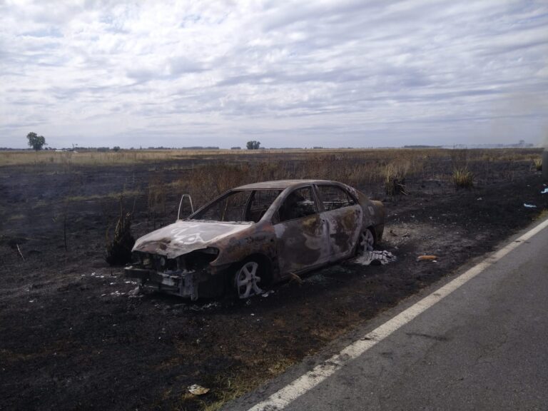 <span class='entry-secondary-title'>Trabajaron durante varias horas:</span><br/> Ruta 47. Se incendió un vehículo y el fuego se propagó a la banquina y al campo