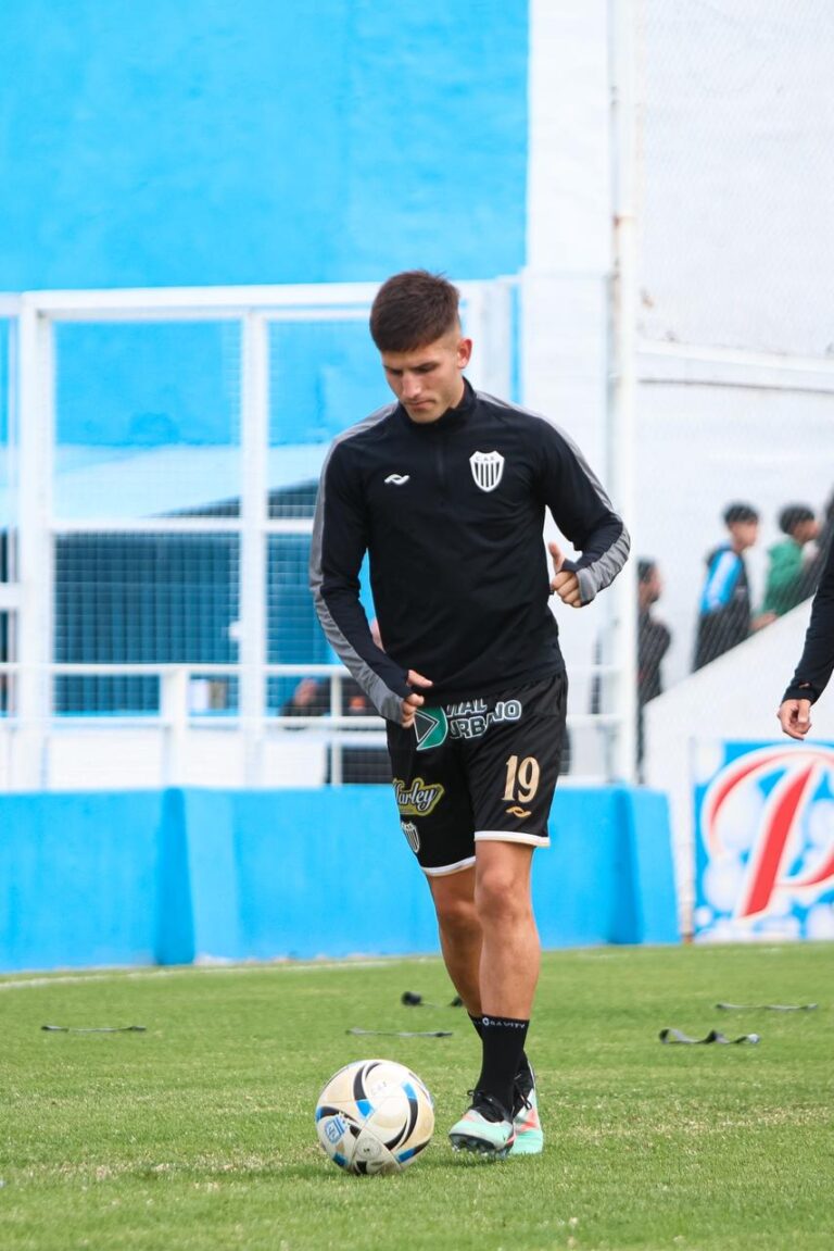 Tobías Salas integró el banco de Estudiantes de Caseros ante Racing de Córdoba. Centurión ingresó en el final para el local
