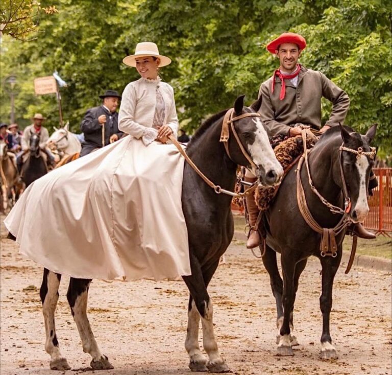<span class='entry-secondary-title'>La historia que fue viral en redes y replicada por TN:</span><br/> Él de Navarro, ella de Entre Ríos. Se conocieron en una jineteada y apuestan a estar juntos a pesar de la distancia