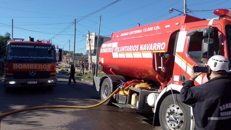 Incendio de un depósito de garrafas en Mariano Acosta. Los Bomberos de Navarro ya trabajan en el lugar en colaboración