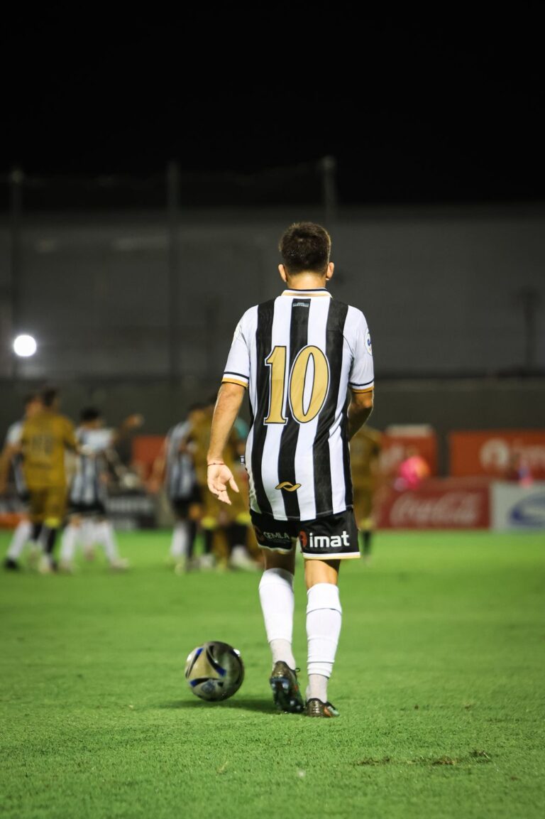 <span class='entry-secondary-title'>Un número pesado sobre sus espaldas. Crack Tobi:</span><br/> «El 10 es de Navarro». Rambito Salas titular en Estudiantes de Caseros