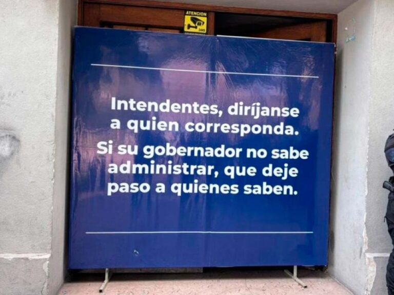 Los intendentes se movilizaron. Los esperaron con un «singular cartel»