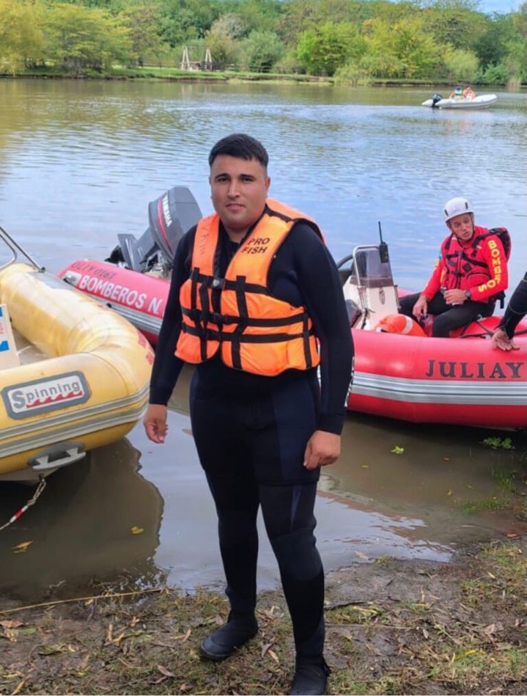 Curso de rescate acuático. Leandro Gómez, bombero de Villa Moll, presente en General Rodríguez