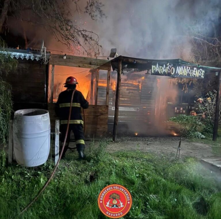 Bomberos. Incendio de puesto comercial en la Laguna de Navarro