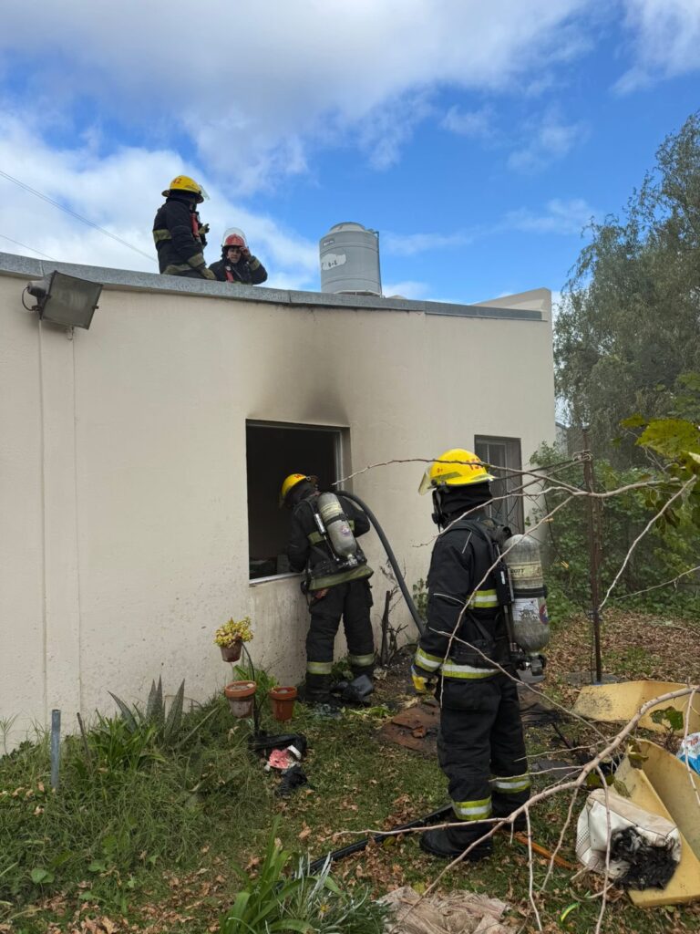 <span class='entry-secondary-title'>No se registraron heridos de acuerdo a lo informado:</span><br/> Bomberos. Salida de las 13,05 por incendio en una vivienda