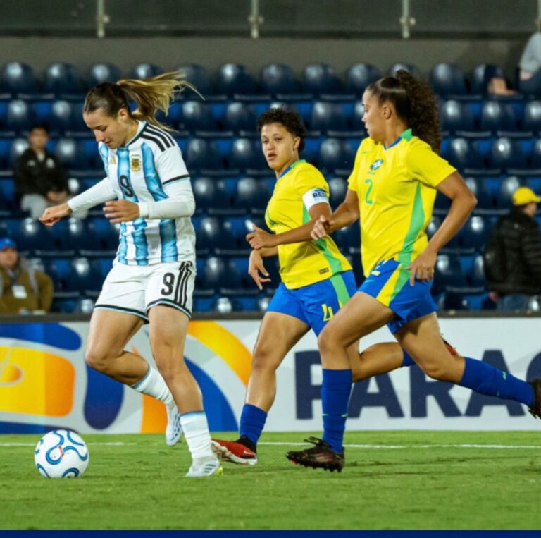 <span class='entry-secondary-title'>Cayeron con las botas puestas:</span><br/> Argentina sub campeón de la Copa Conmebol Sub 17 femenina. Mercedes Diz marcó el primer gol argentino en la final