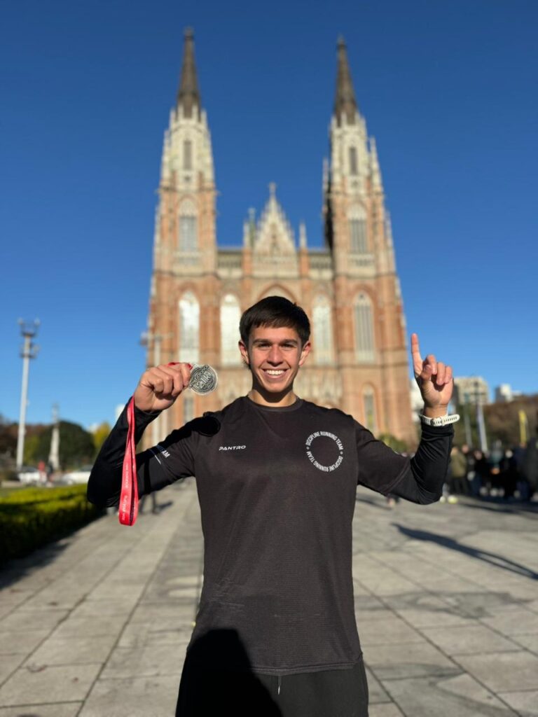 Running. Navarro dijo presente en La Plata. Se corrió la media maratón de New Balance