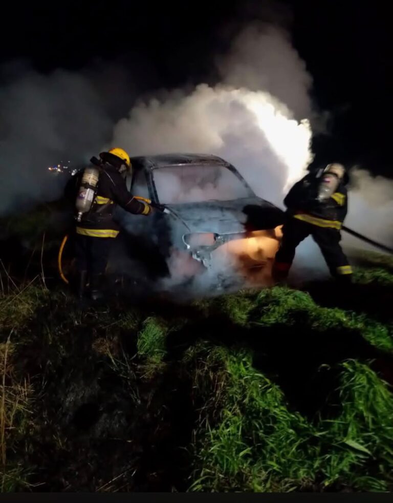 Bomberos. Salida de las 19,15. Incendio de utilitario