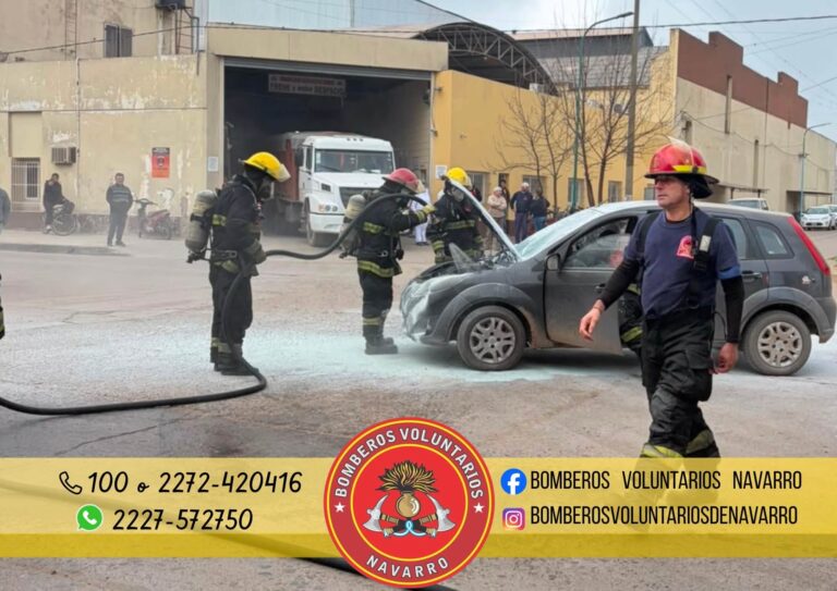 Salida de Bomberos de Navarro por incendio de vehículo