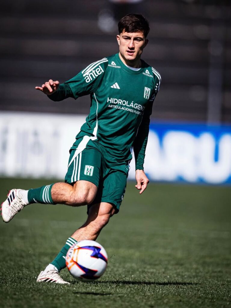 Uruguay (Liga AUF). Empató Racing de Montevideo. Agustín de la Cuesta fue titular