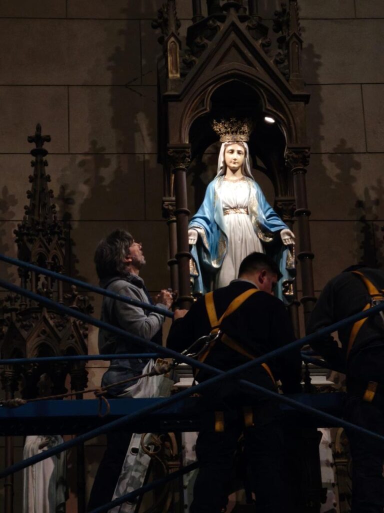El artista local Fernando Amalfi trabaja en la Basílica de Luján restaurando las imágenes de la Virgen de la Medalla Milagrosa y El Sagrado Corazón de Jesús