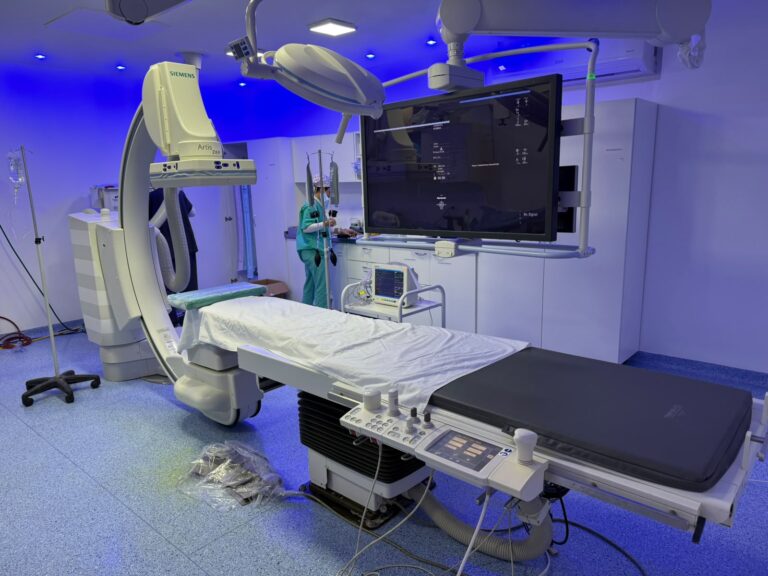 Avance inédito en Luján. En la Clínica Güemes trataron un aneurisma cerebral sin abrir el cráneo con tecnología de última generación