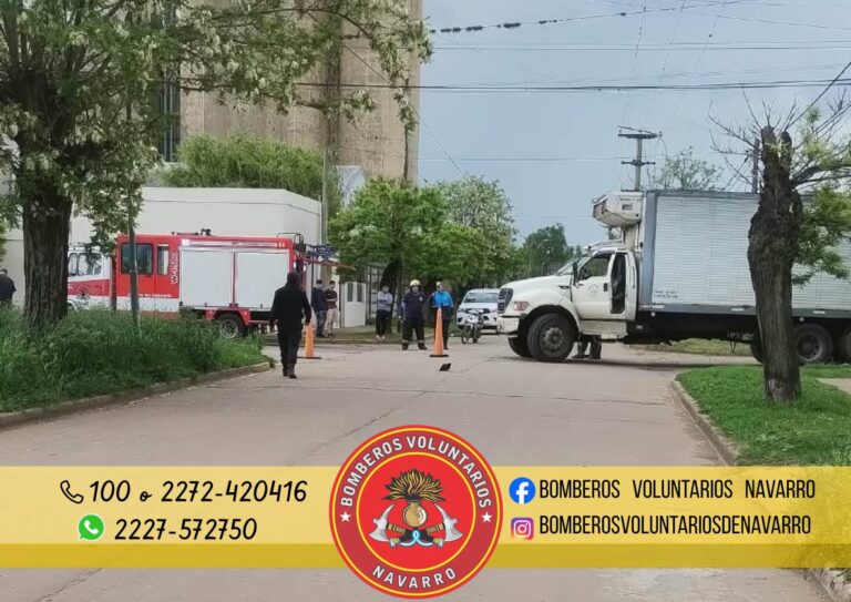 Bomberos. Choque de automóvil y camión
