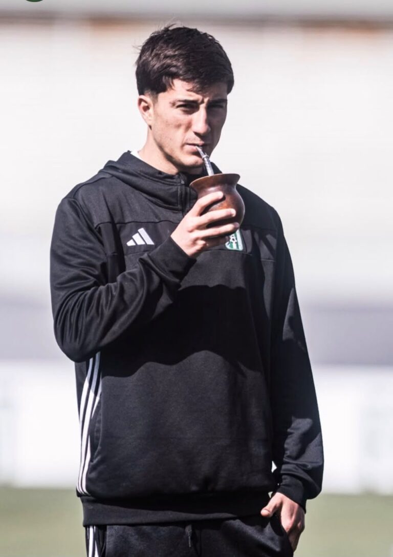 Uruguay. Liga AUF. Nueva caída de Racing de Montevideo. Agus de la Cuesta amonestado en el arranque