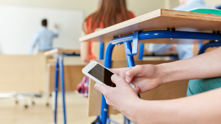 Se aprobó la restricción del uso de celulares en las aulas en la provincia de Buenos Aires